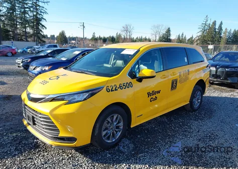 2021 Toyota Sienna Le z USA, uszkodzony, nr VIN 5TDKRKECXMS049139